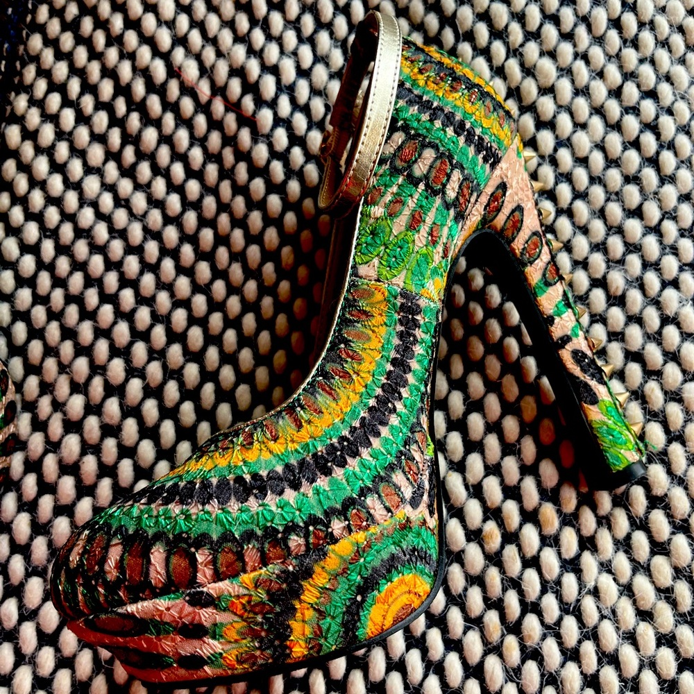 Wild Rose Gold Strap Woven Shoes